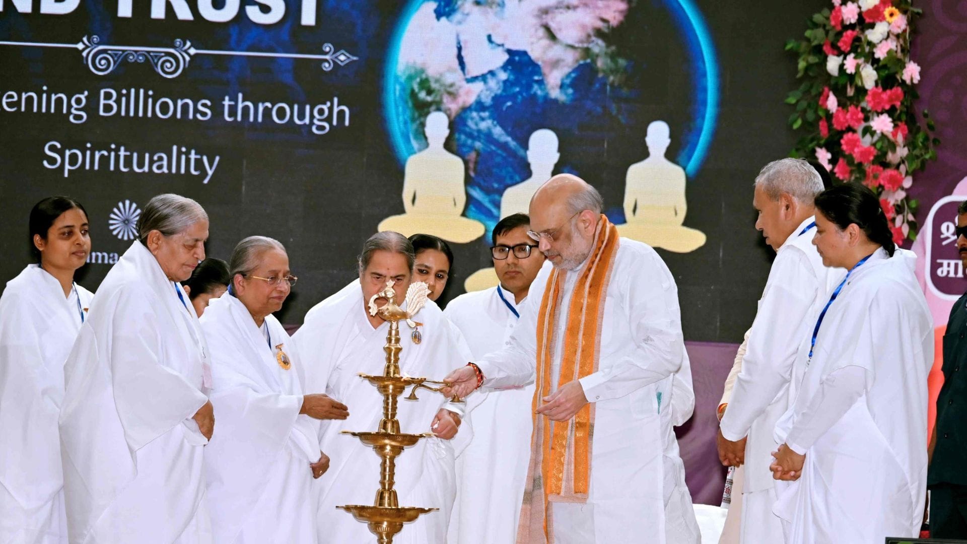 ब्रह्माकुमारी संस्थान पहुंचे अमित शाह