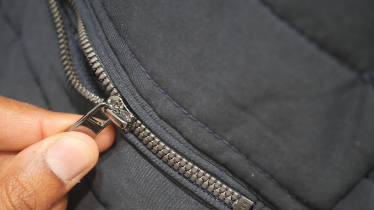 chain of your clothes or bag getting stuck know how to fix it at home in hindi
