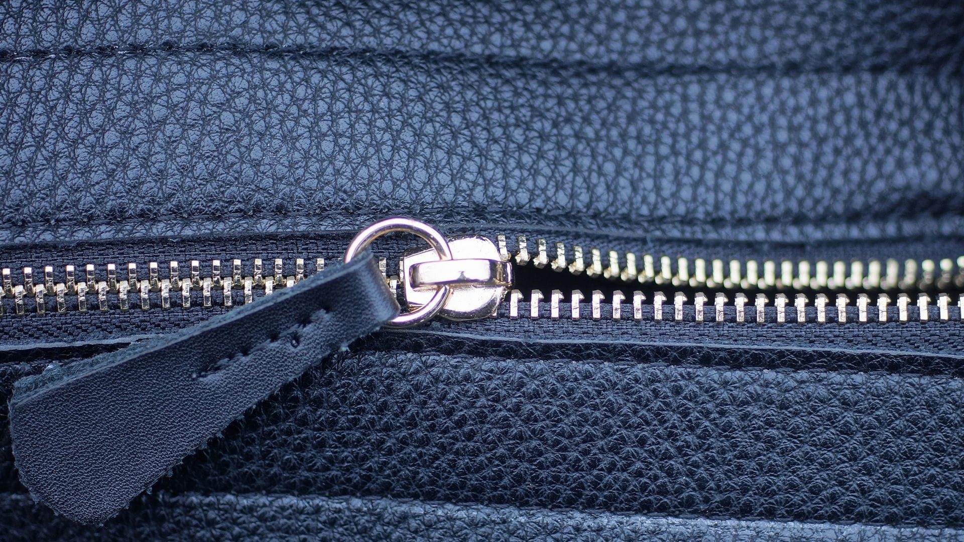 chain of your clothes or bag getting stuck know how to fix it at home in hindi