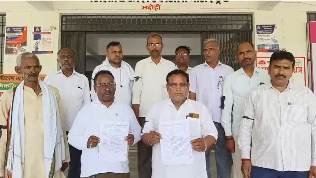 Class IV employees protest at the Collectorate raise voice for restoration of old pension