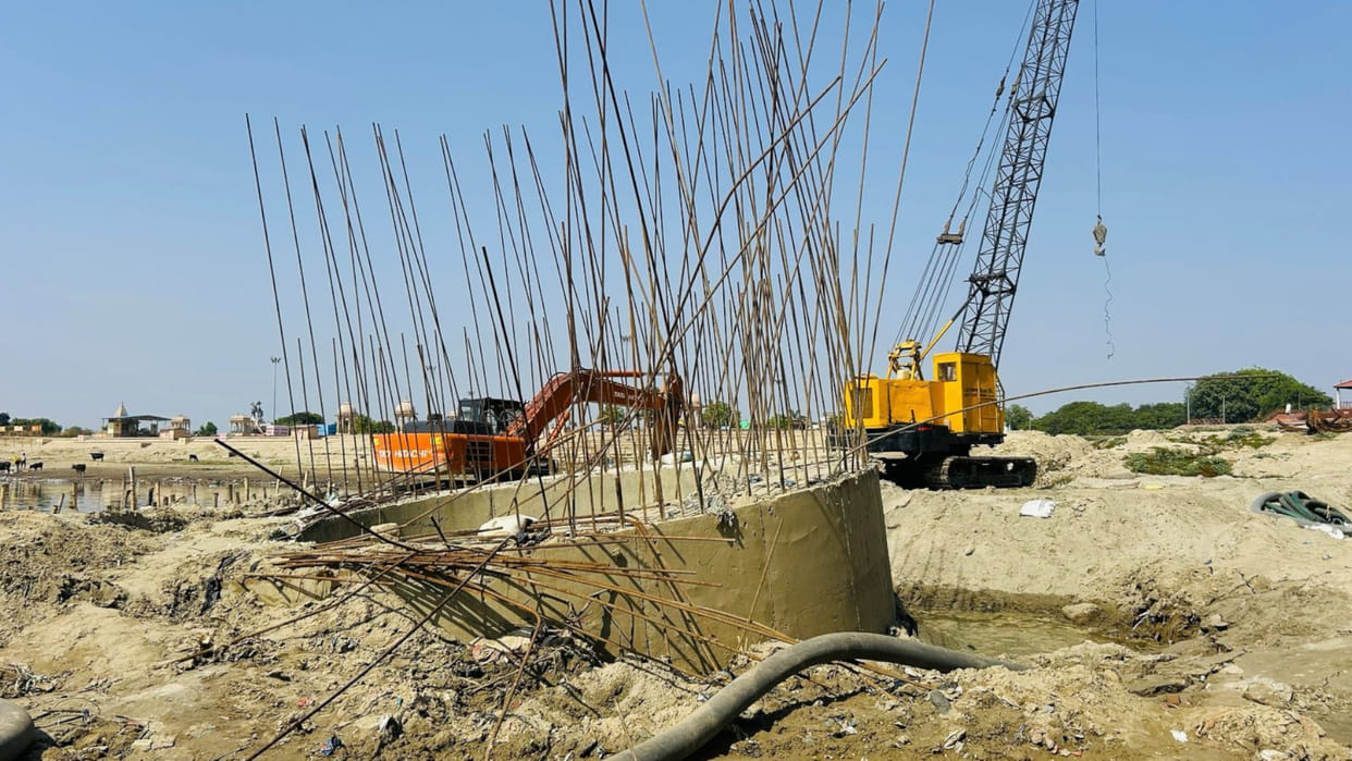 Pillar of the bridge being constructed on Gorakhpur Rapti river has bent, due to which work has been stopped.