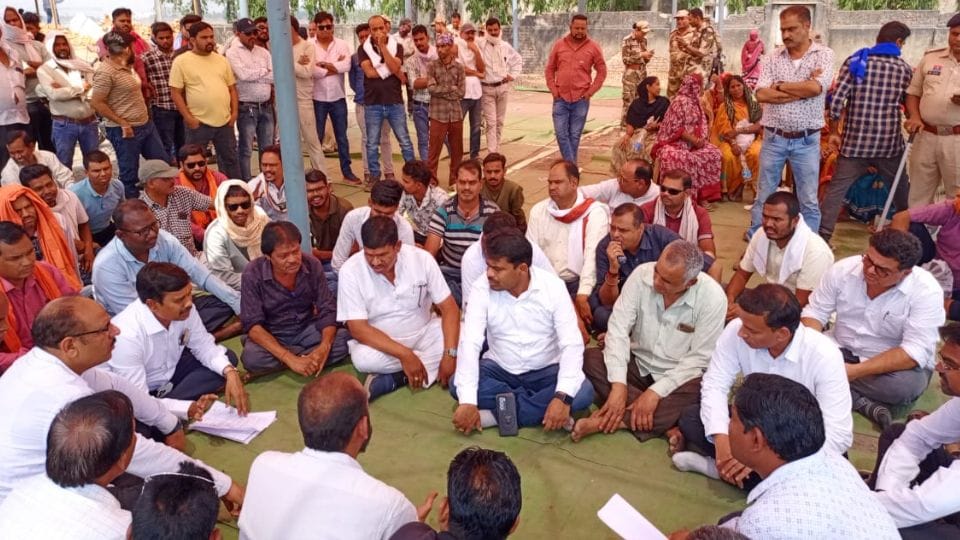 Villagers are angry due to demolition of the college building in Hardi Bazaar in Korba