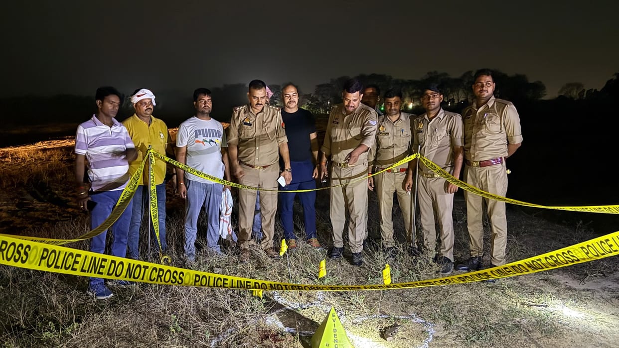 Gonda: Smugglers were taking cattle in a truck to Bihar, one of them got shot in an encounter with the police