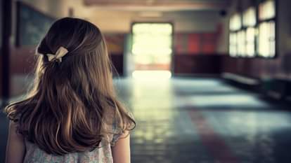 बच्ची को भीड़ ने बचाया