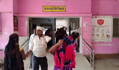 हादसे के बाद अस्पताल में माैजूद परिजन।