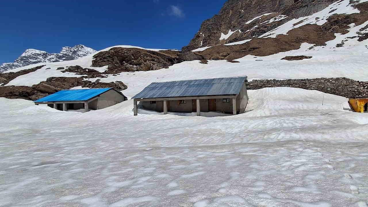 Snowfall in Hemkund Sahib doors to be closed tomorrow Watch Photos