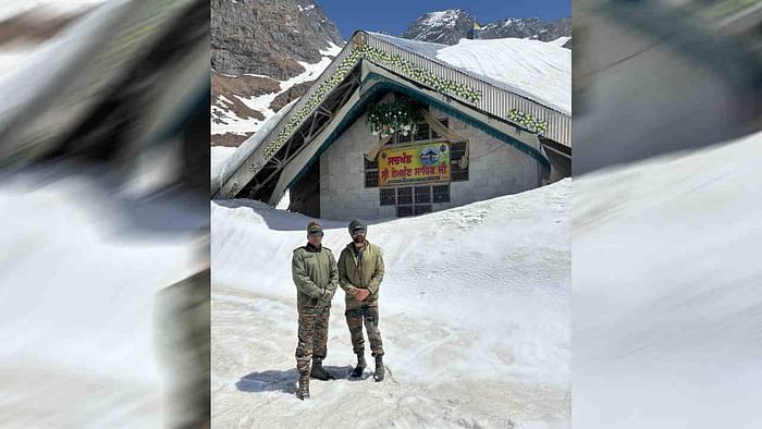Hemkund Sahib Snow four feet army personnel returned after inspecting the travel route Uttarakhand News
