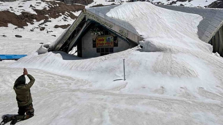 Hemkund Sahib: यात्रा मार्ग पर पसरा है 20 फीट ऊंचा हिमखंड, सेना के जवान निरीक्षण कर लौटे, तस्वीरों में देखिए