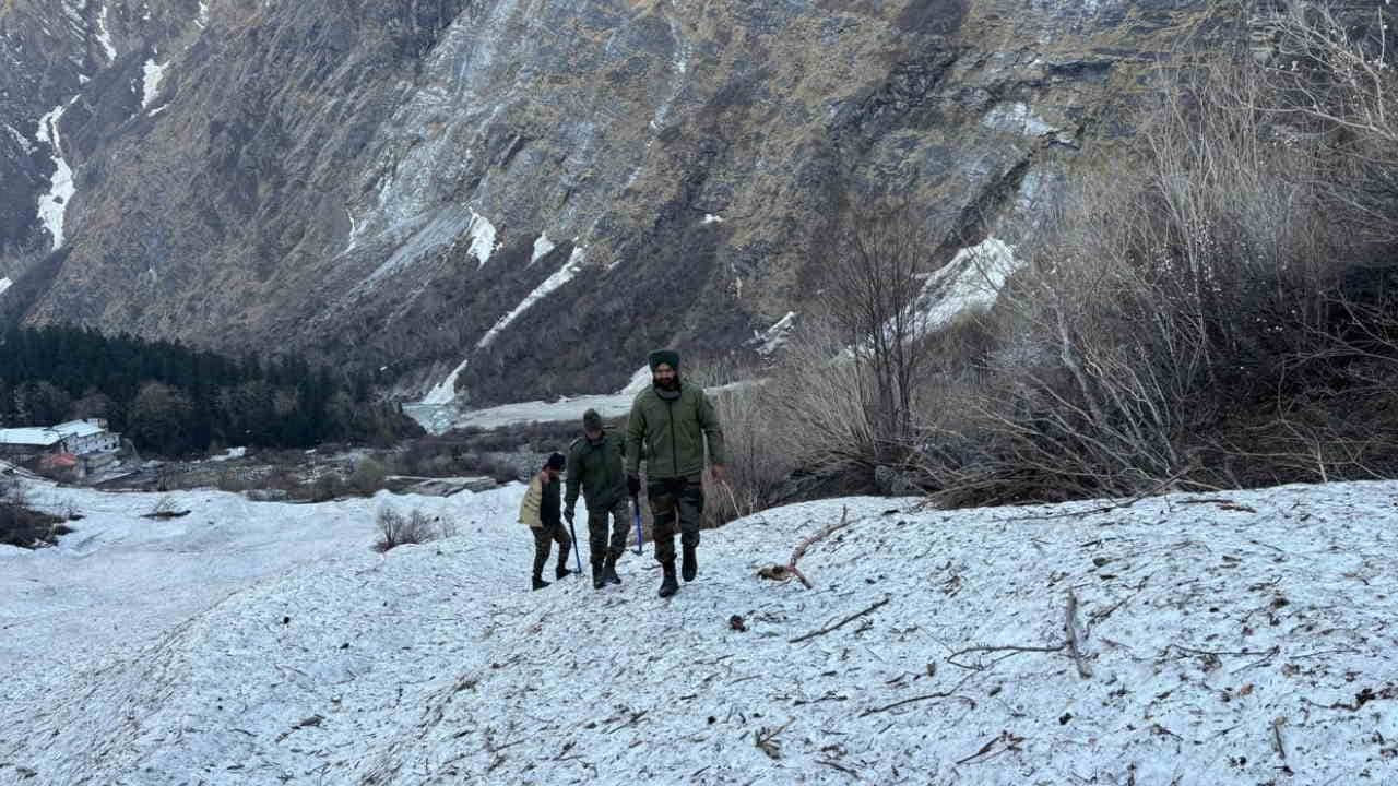Hemkund Sahib Snow four feet army personnel returned after inspecting the travel route Uttarakhand News