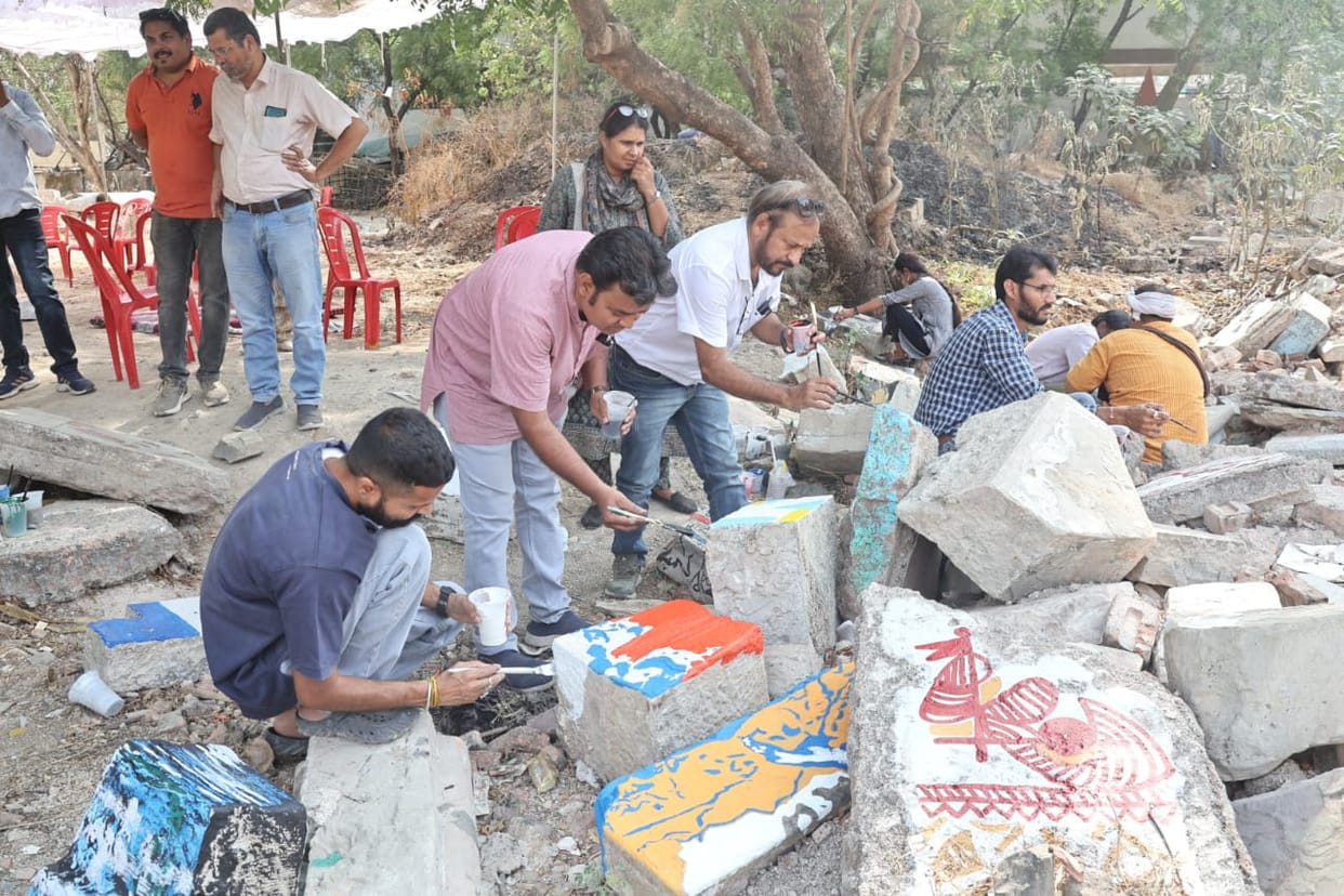 Indore: The remains of Indore's Fine Art College became canvas, former students paid tribute by creating artwo