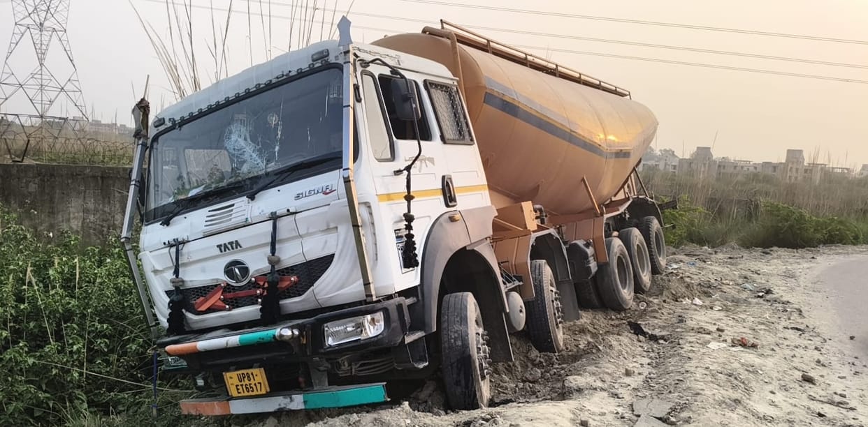 Kanpur Accident Two youths hit by high speed dumper one dead and other seriously injured police investigating