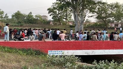 Bijnor: नहर में नहाते समय दो युवक डूबे, शोर मचाते रह गए साथी, गोताखोर तलाश में जुटे Bijnor: Two youth drowned while bathing in the canal, one had a six-month old daughter, other was the only son