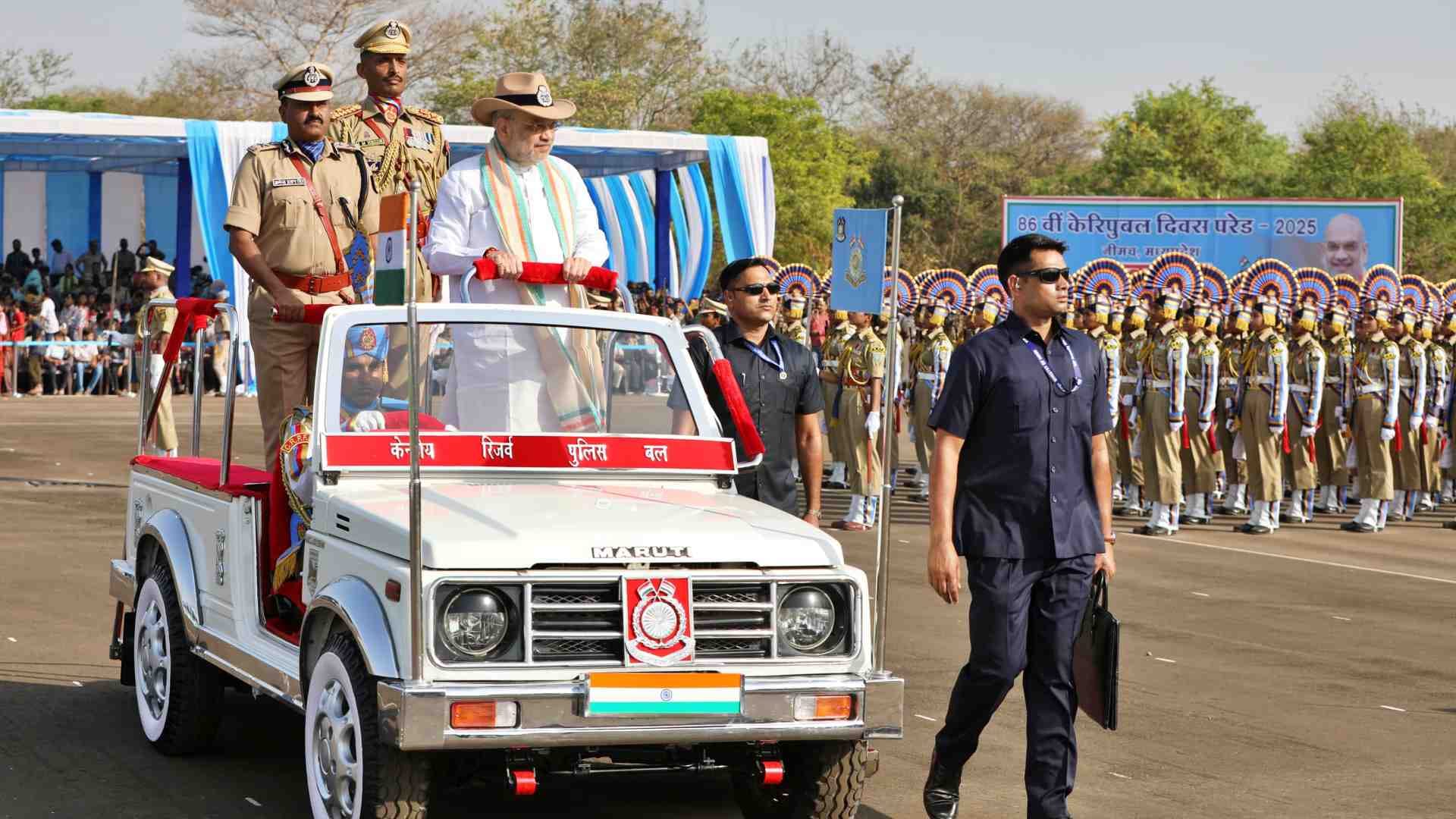 परेड की सलामी लेते केंद्रीय गृहमंत्री अमित शाह।