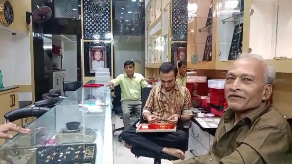 Rajasthan News: Gold Touches 98000 in Jaipur Bullion Market, All-Time High Expected Today– Traders React