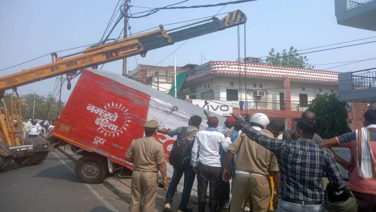 Kanpur: DCM hits bike, breaks railing of Govindpuri bridge and falls down a feet