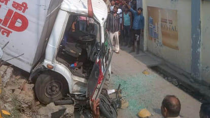 Kanpur: DCM hits bike, breaks railing of Govindpuri bridge and falls down a feet