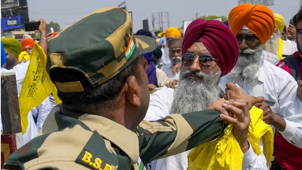 SAD Amritsar leaders scuffle with BSF jawans at Attari border
