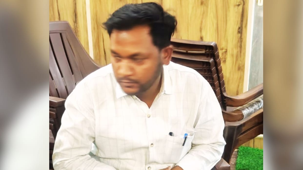 peop of Tehsildar peon taking 10 thousand rupees bribe Anti Corruption Arrested him