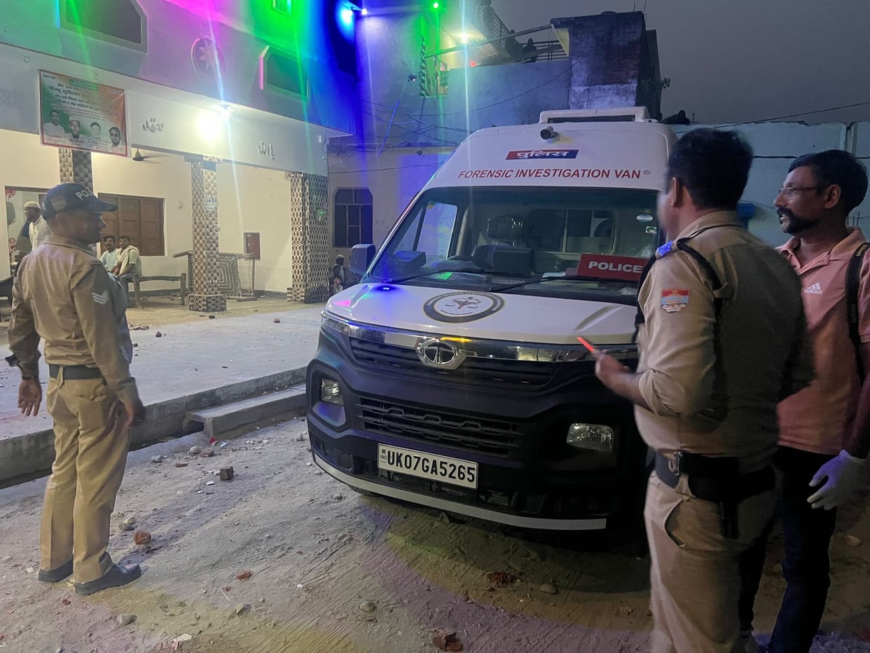 Haridwar News Bloody clash in Dhanauri, Pradhan family attacked stone Pelting