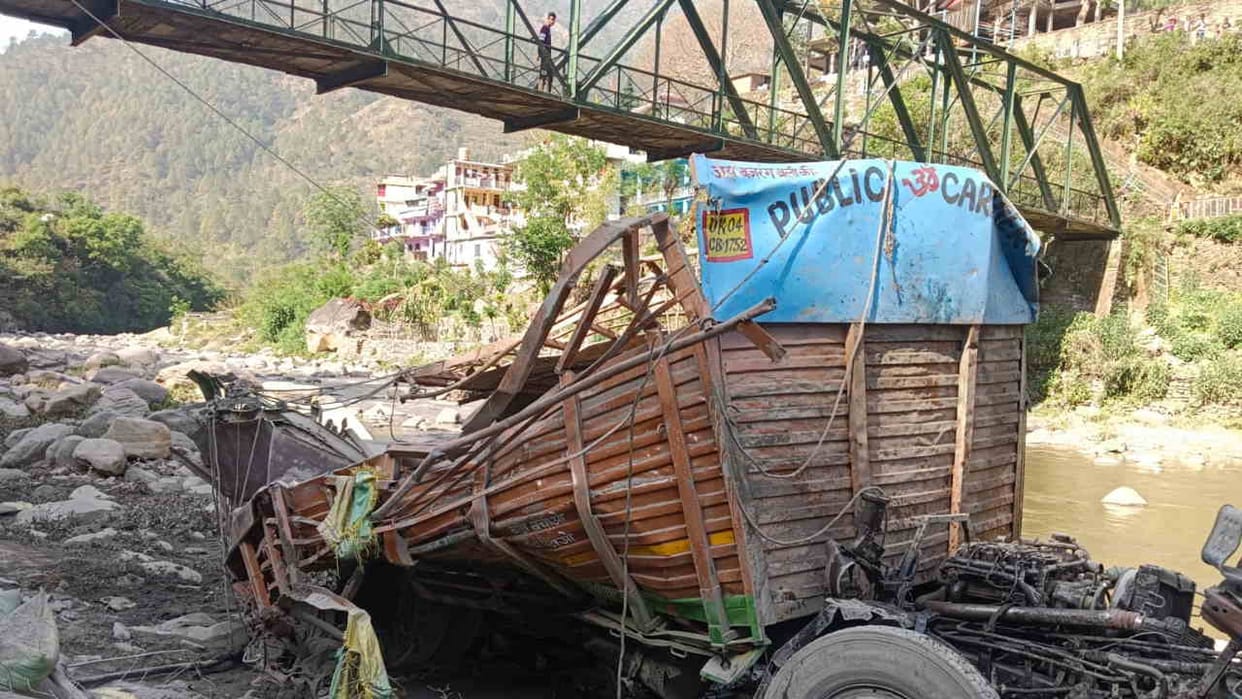 Truck crashes truck loaded with cement fell into a ditch in Pabau driver injured pauri Garhwal Uttarakhand