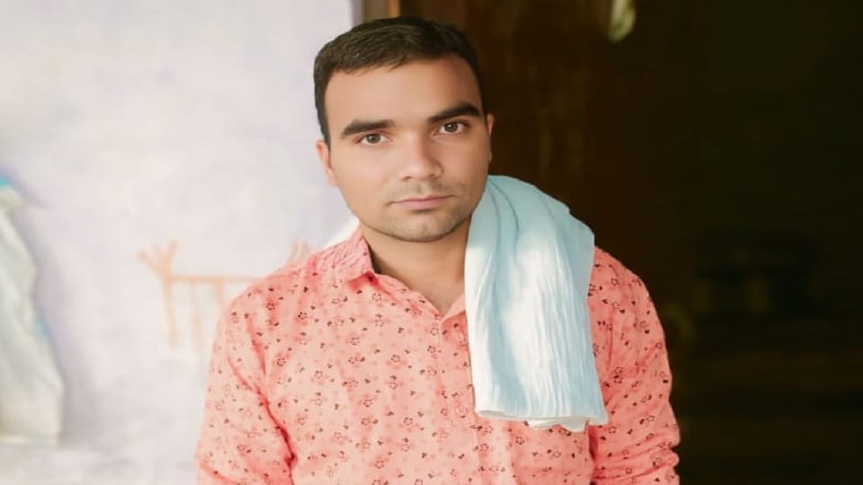 Shamli: Dead body of the operator found hanging from the fan in his own hotel, three entries found in register
