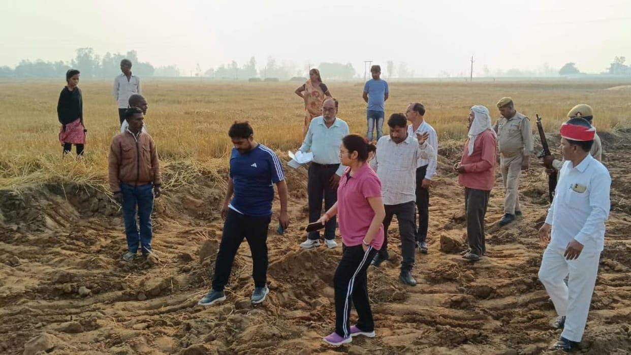 ADM raided wearing lower t-shirt caught JCB and tractor trolley doing mining in shahjahanpur