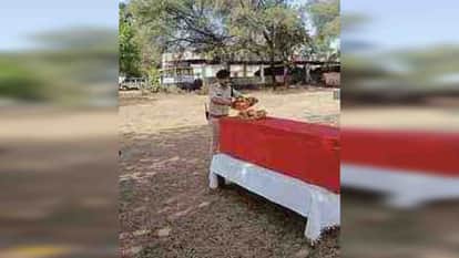 Tikamgarh News: Late Sub Inspector Nathuram was given farewell with Guard of Honor