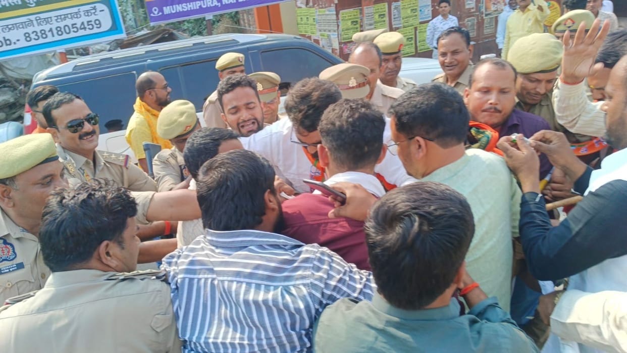 BJP Yuva Morcha raised slogans and burnt effigy of Rahul Gandhi in Mau