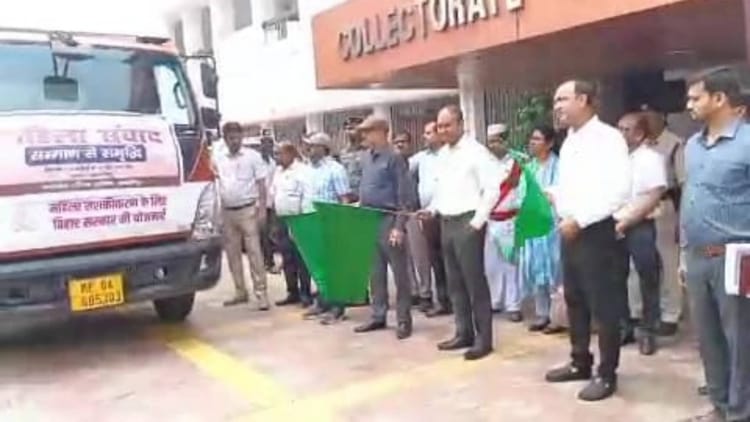 महिला संवाद कार्यक्रम: 27 वाहन प्रखंडों के लिए रवाना, DM ने दिखाई हरी झंडी, कार्यक्रमों में दिखाई जाएगी फिल्म