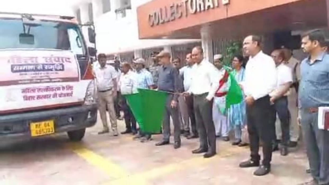 Samastipur Mahila Samvad Program 27 vehicles left for blocks DM flagged off film will be shown in programs