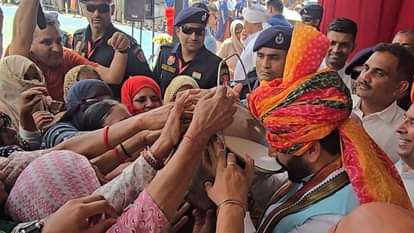 बाल्टी से दूध पीते सीएम नायब सिंह सैनी।