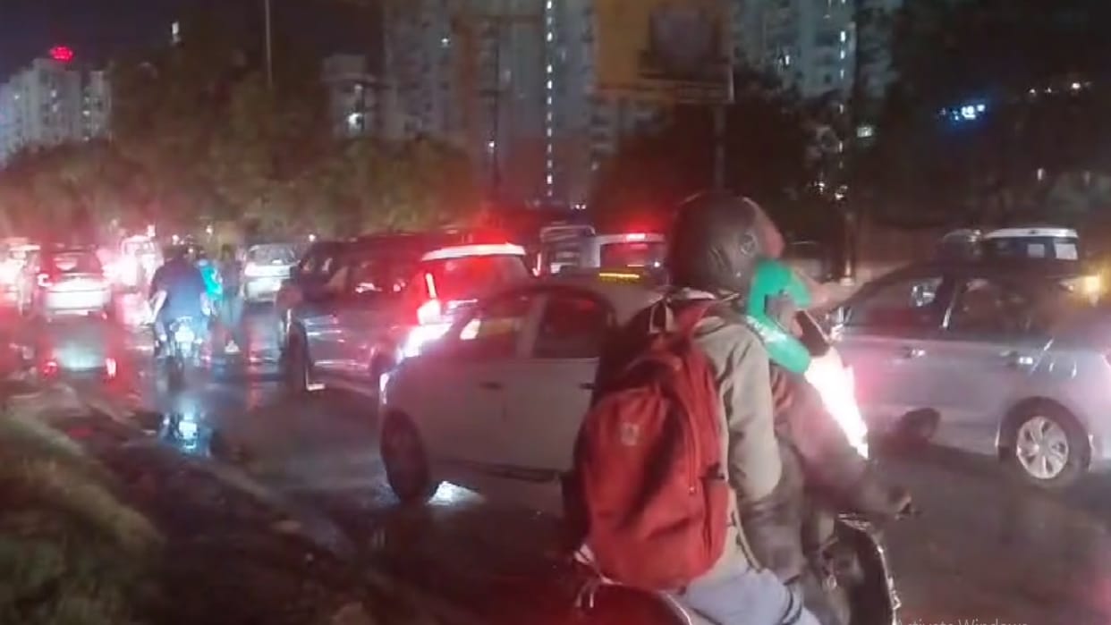 Delhi NCR Rain Weather suddenly changed in late evening rained at many places