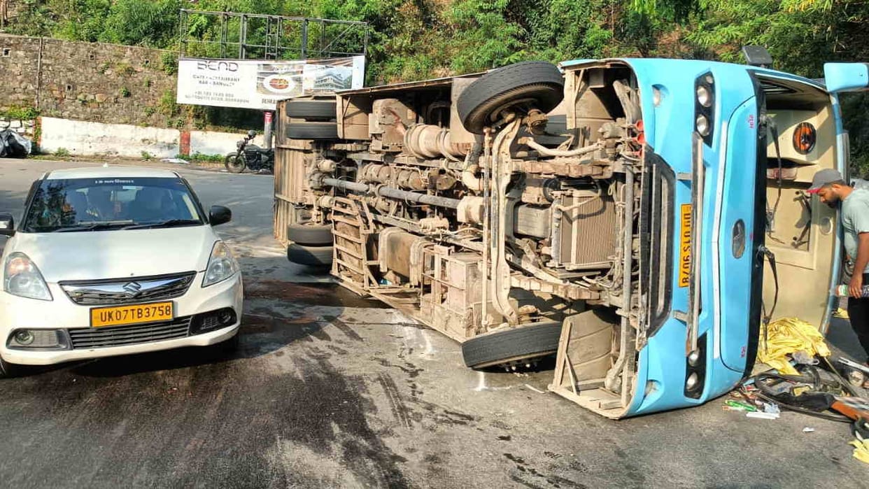 Bus Overturns Near Pani Wala Band in Mussoorie 27 Passengers Onboard Uttarakhand accident today in Hindi