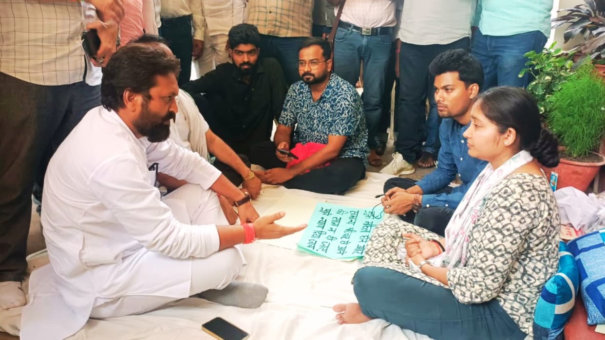 BHU Student protest took serious turn State President of Karni Sena arrived talked to officials