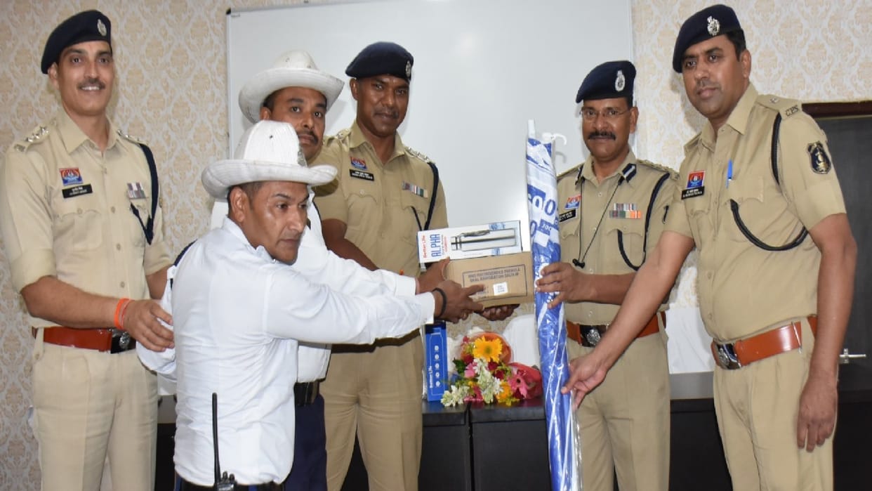 All traffic police will get relief in summer season, umbrellas given to protect from sun at Chowk intersection