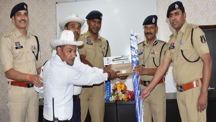 Raipur News: गर्मी के मौसम में सभी यातायात पुलिस को मिलेगी राहत, चौक चौराहा पर धूप से बचने दिए गए छतरी