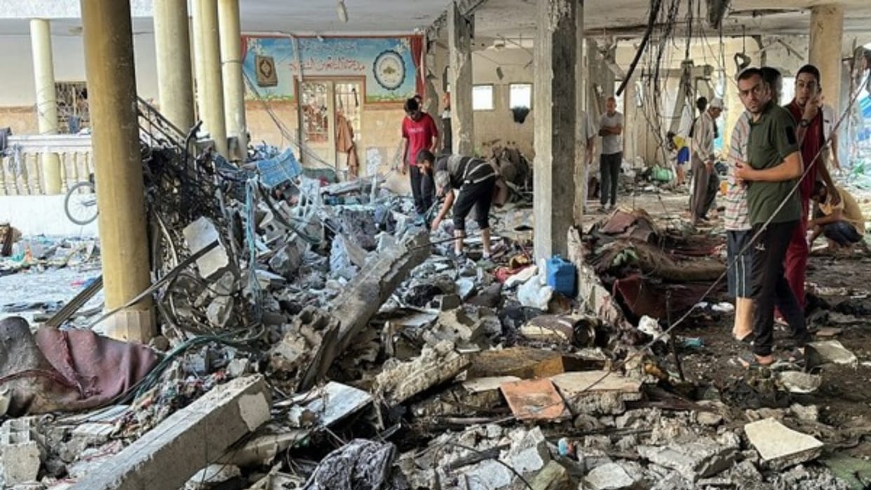 Israeli strikes across Gaza kill many people, hospitals and medics say, News in Hindi