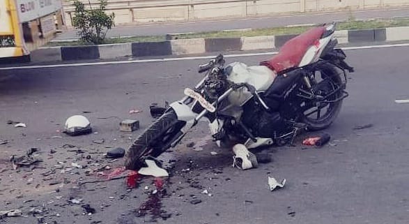 Kanpur accident Death took away friends who always stayed together trolley stopped suddenly bike had entered