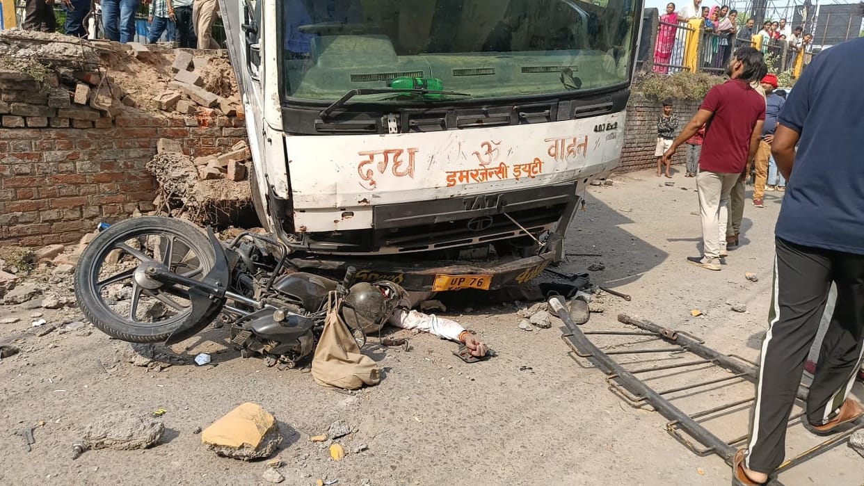 Kanpur Accident DCM fell down while being dragged by bike family members reached postmortem house inquiring