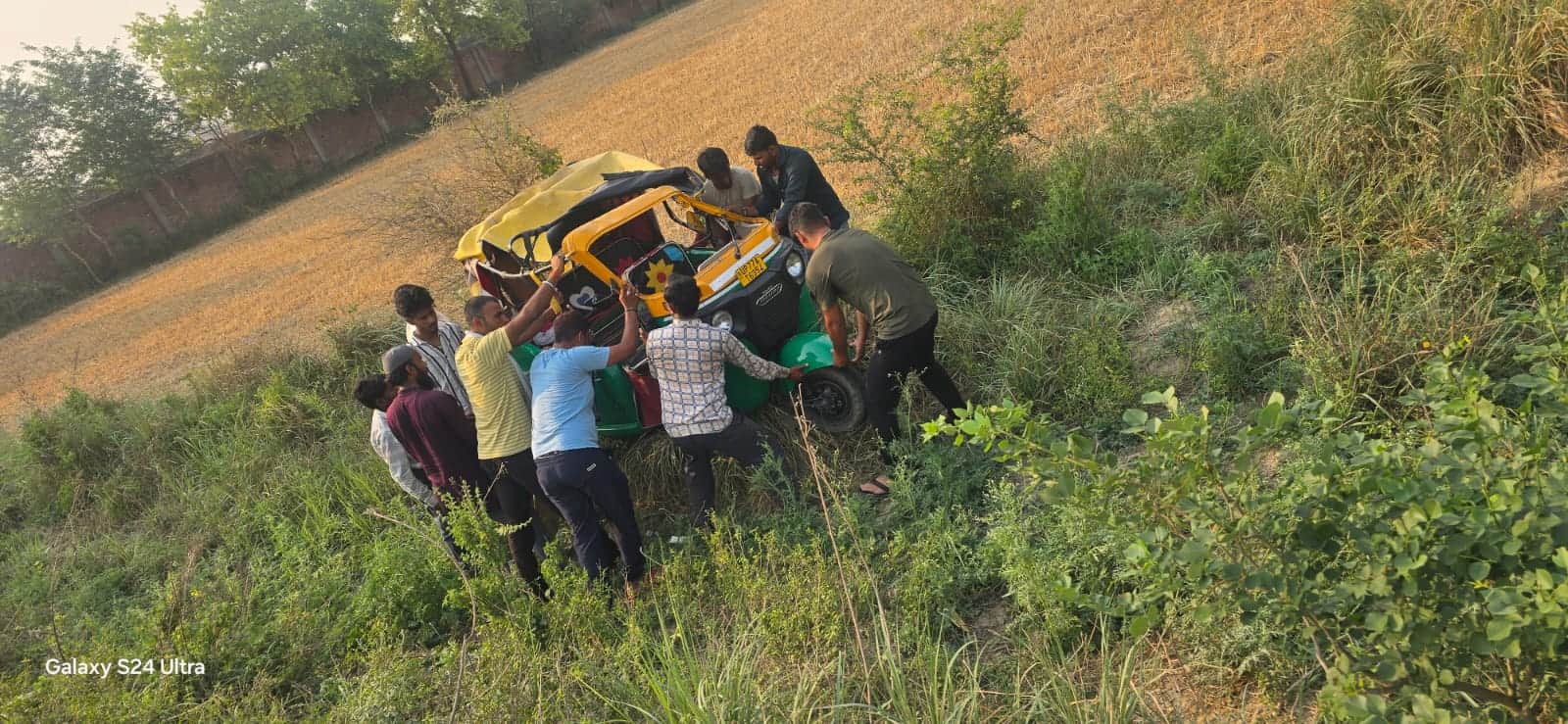 Kanpur Road Accident High speed auto overturned in a ditch three including driver died three seriously injured