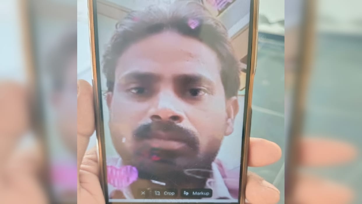 Husband committed suicide by hanging himself his wife did not let him break gate In Shahjahanpur
