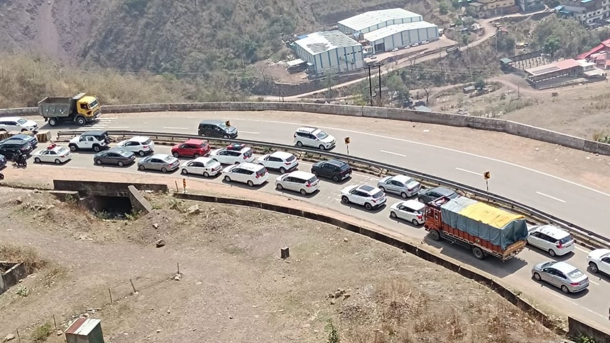 Himachal Tourism Tourists long traffic jam at Parwanoo toll occupancy in hotels increased
