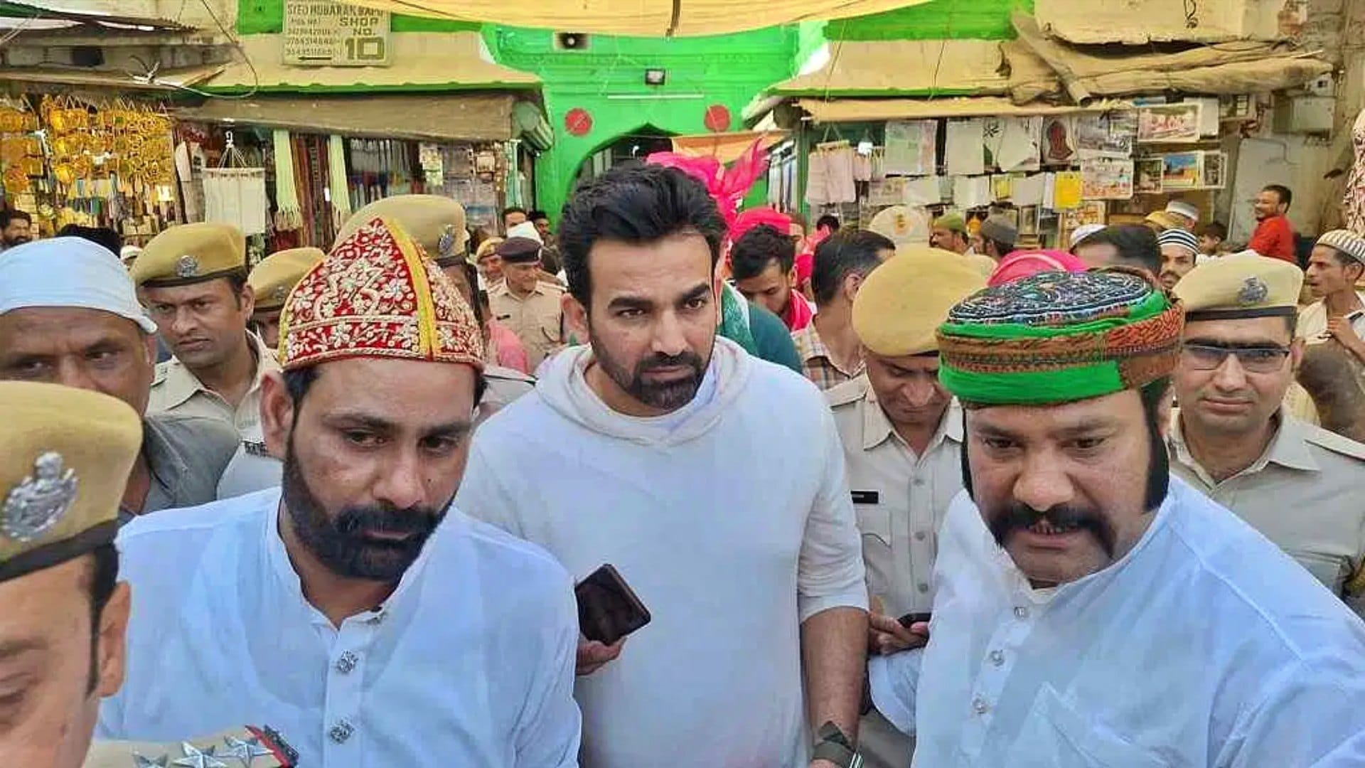 Rajasthan News: Cricketers Zaheer Khan and Avesh Khan reached Ajmer Sharif Dargah, prayed for success