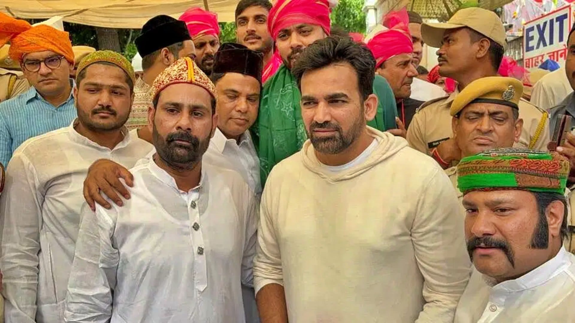 अजमेर शरीफ दरगाह पहुंचे क्रिकेटर जहीर खान और आवेश खान