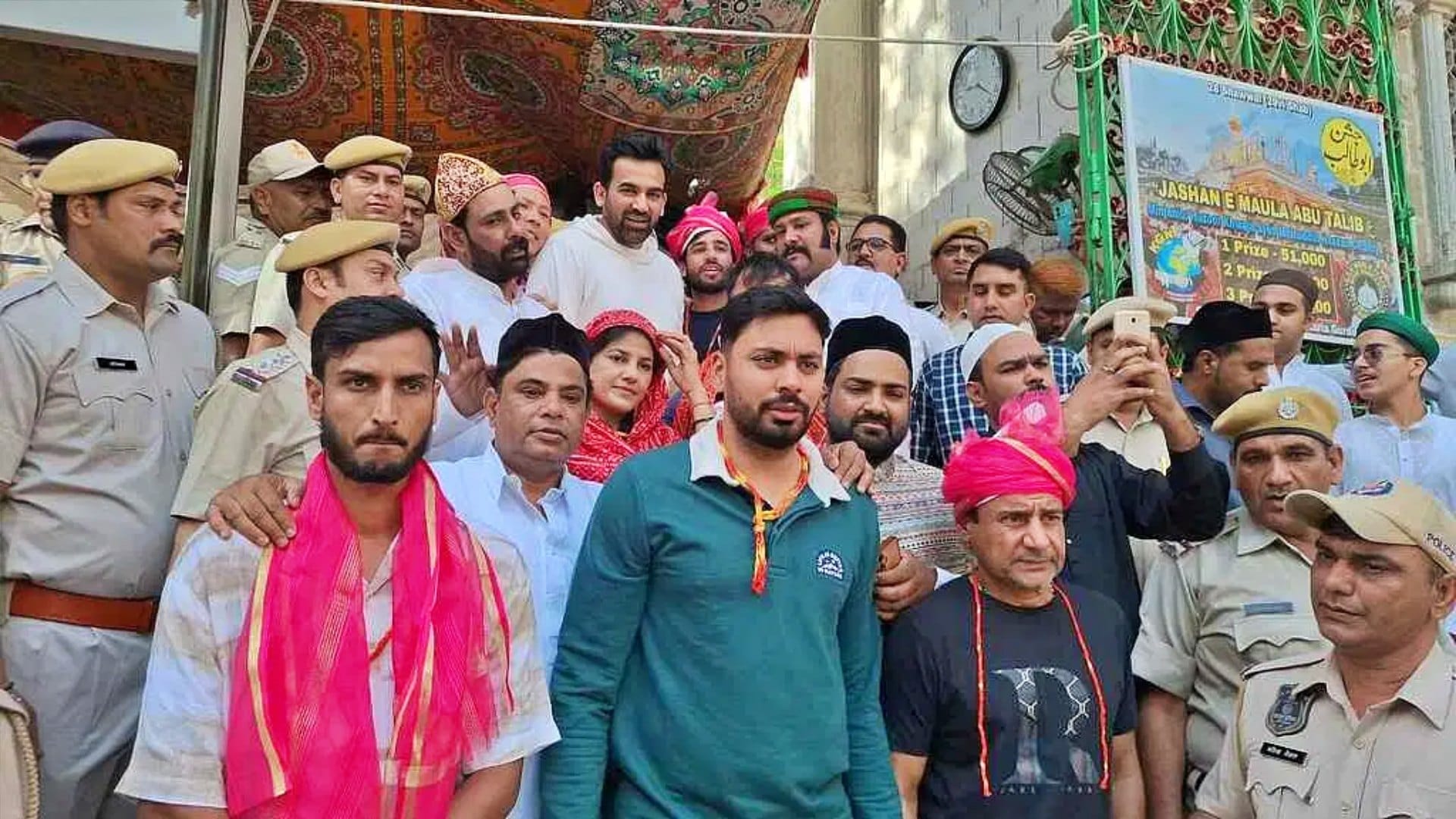 Rajasthan News: Cricketers Zaheer Khan and Avesh Khan reached Ajmer Sharif Dargah, prayed for success