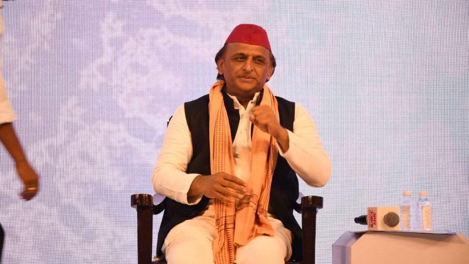 Akhilesh yadav told why he changed his towel amar ujala samwad 2025