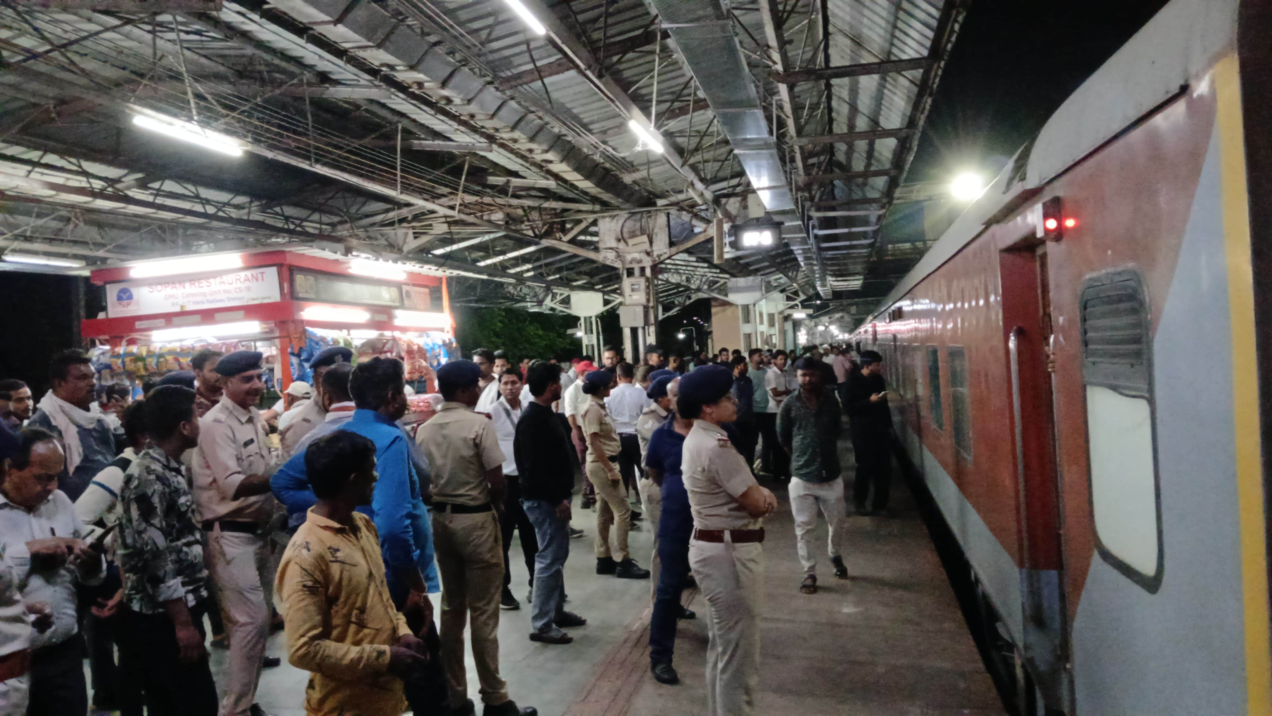 यात्रियों ने किया हंगामा।