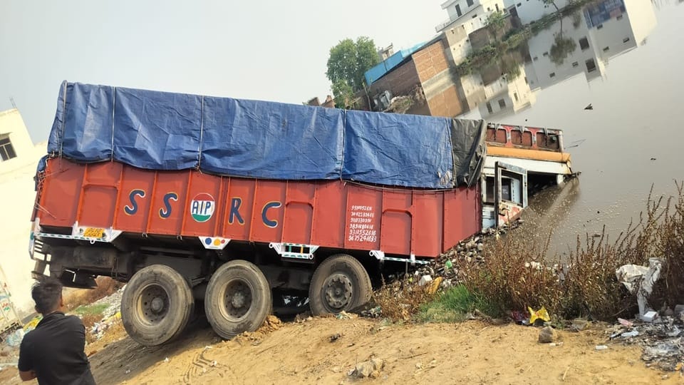 A truck loaded with apples fell into a pond when the steering jammed