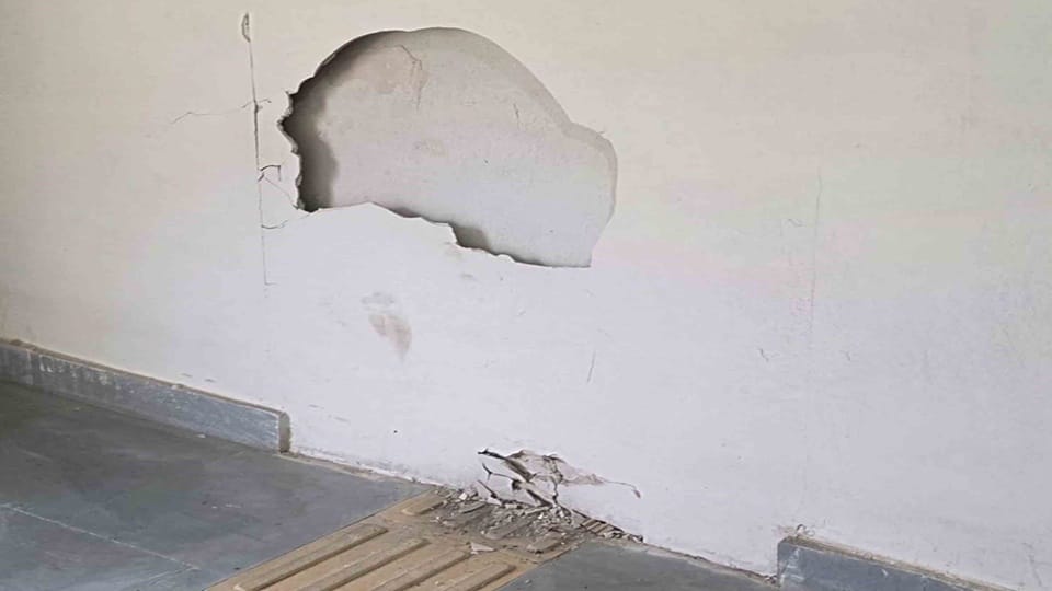 Cracks appeared in the building of Raja Mahendra Pratap Singh University