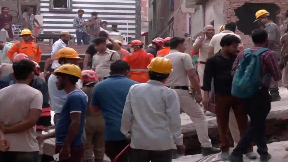 Building collapses Delhi Video of building collapse in Mustafabad, Delhi